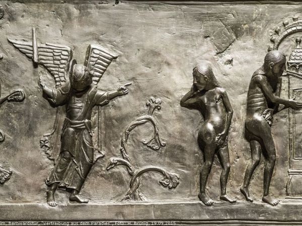 La Porte de Bernward, la plus ancienne porte en bronze historiée du Moyen&nbsp;Age